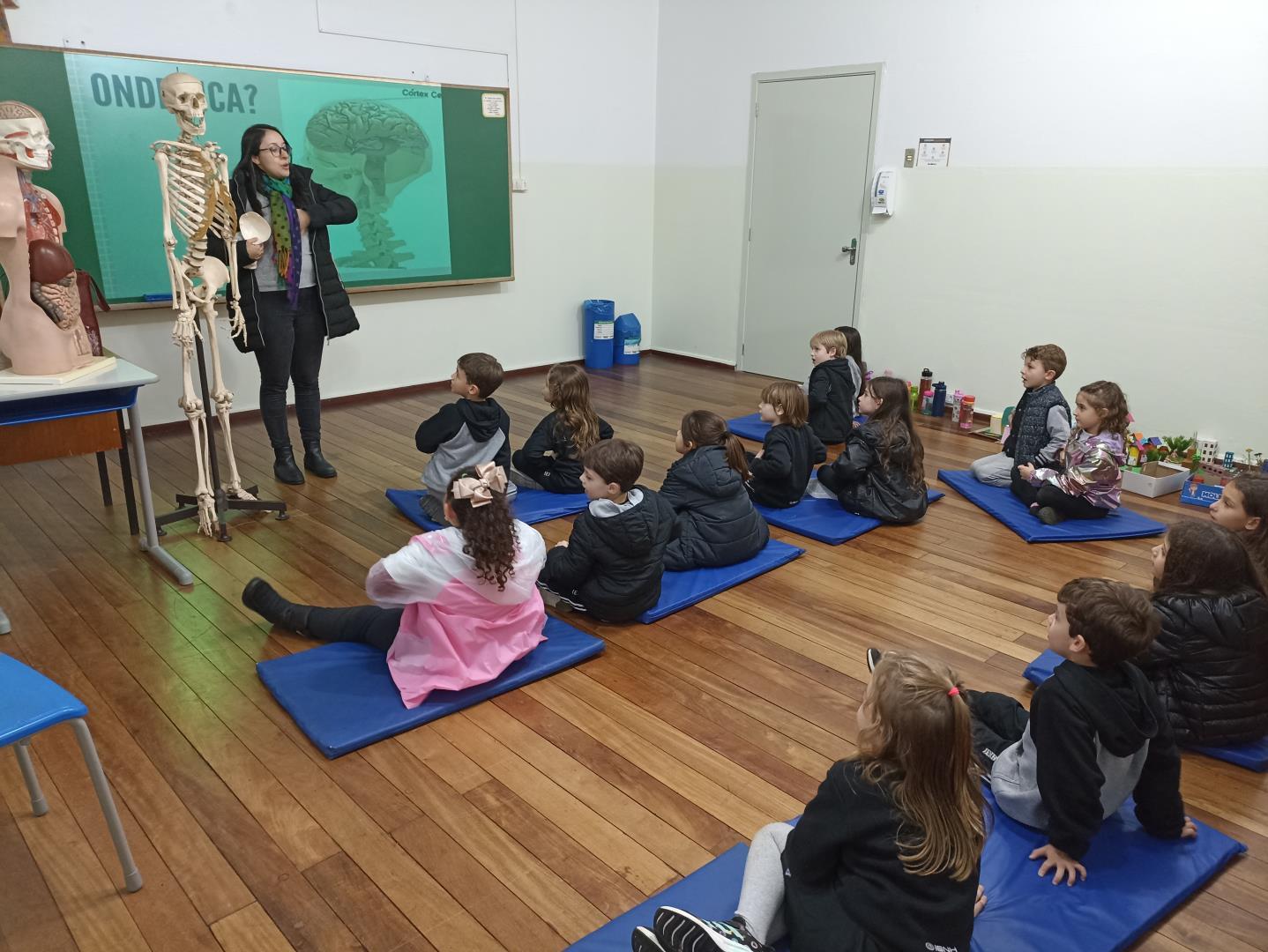 Turma da Educação Infantil da Unidade Pindorama pesquisa sobre o funcionamento do cérebro humano