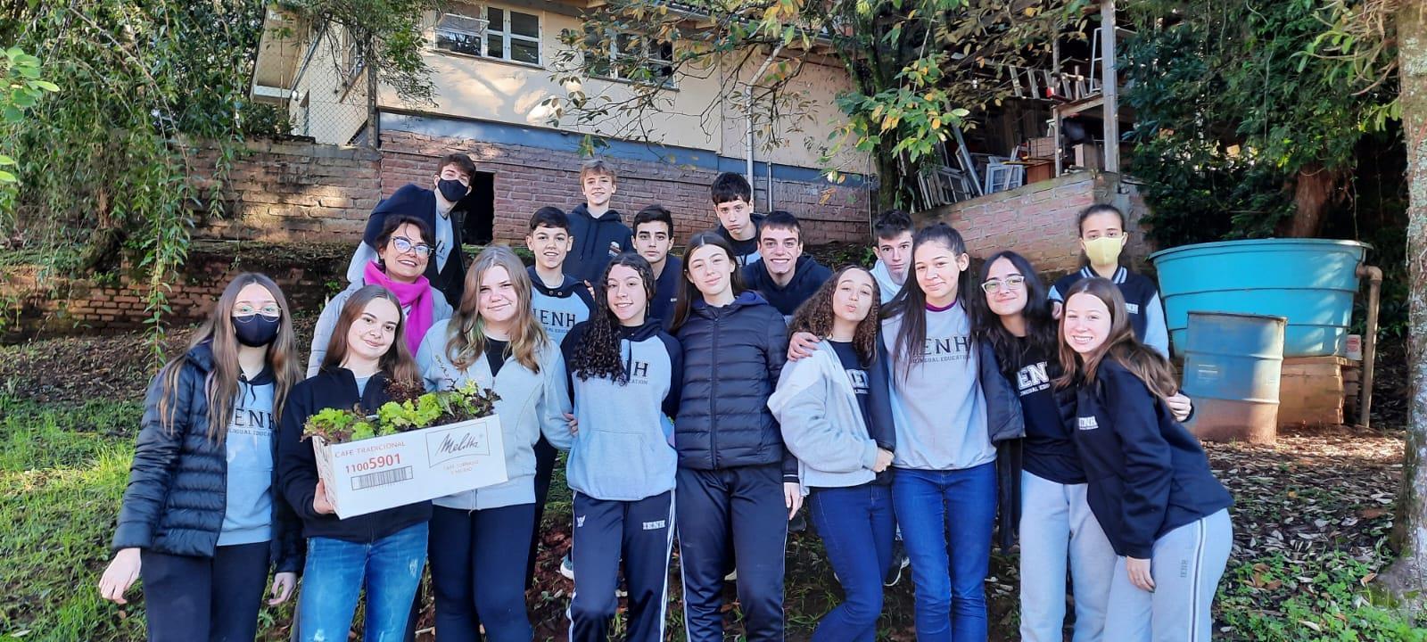 Turma do 9° ano colhe e faz entrega de alfaces plantadas na Unidade Fundação Evangélica