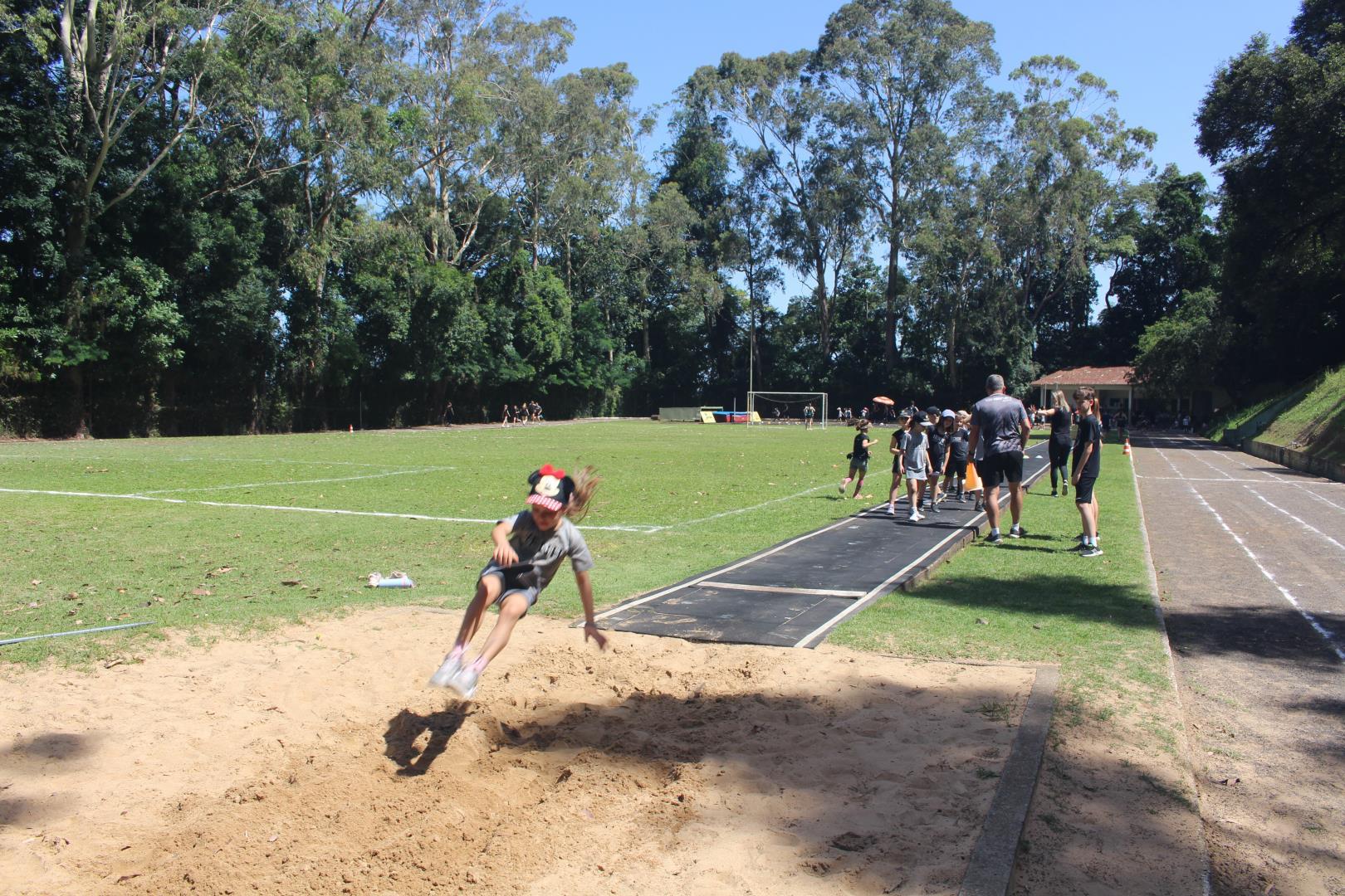 Turmas de Year 1 da Unidade Oswaldo Cruz vivenciam práticas esportivas na Fundação Evangélica