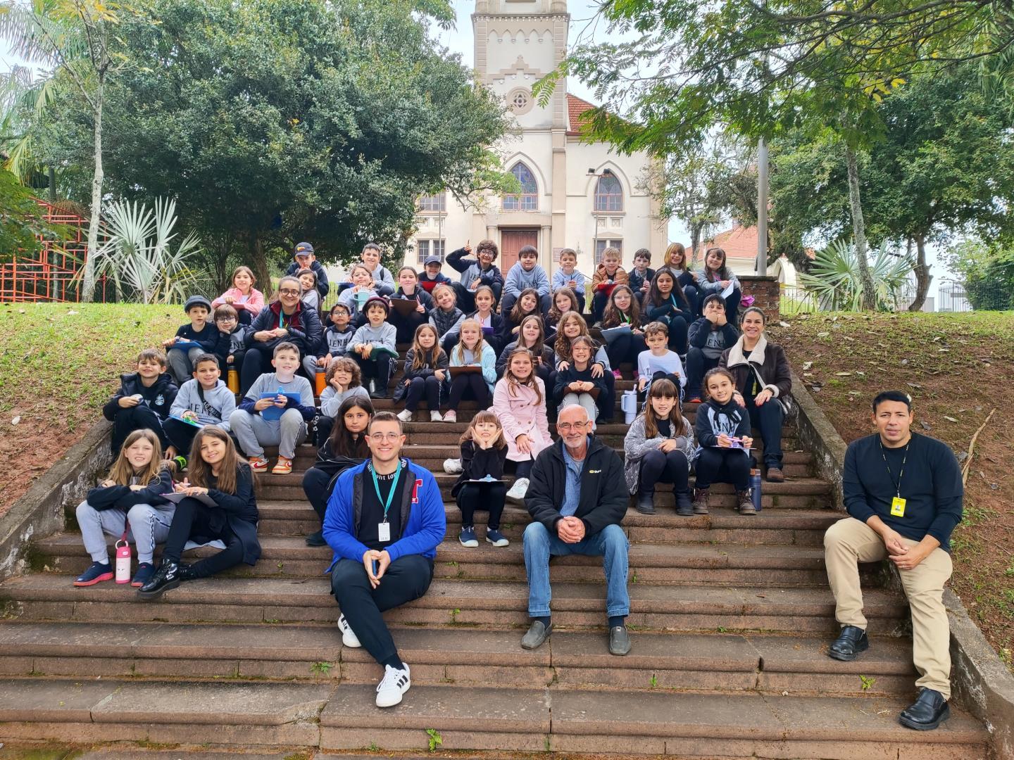 Turmas do Year 3 da Unidade Pindorama caminham pelos arredores do Centro Histórico de Novo Hamburgo