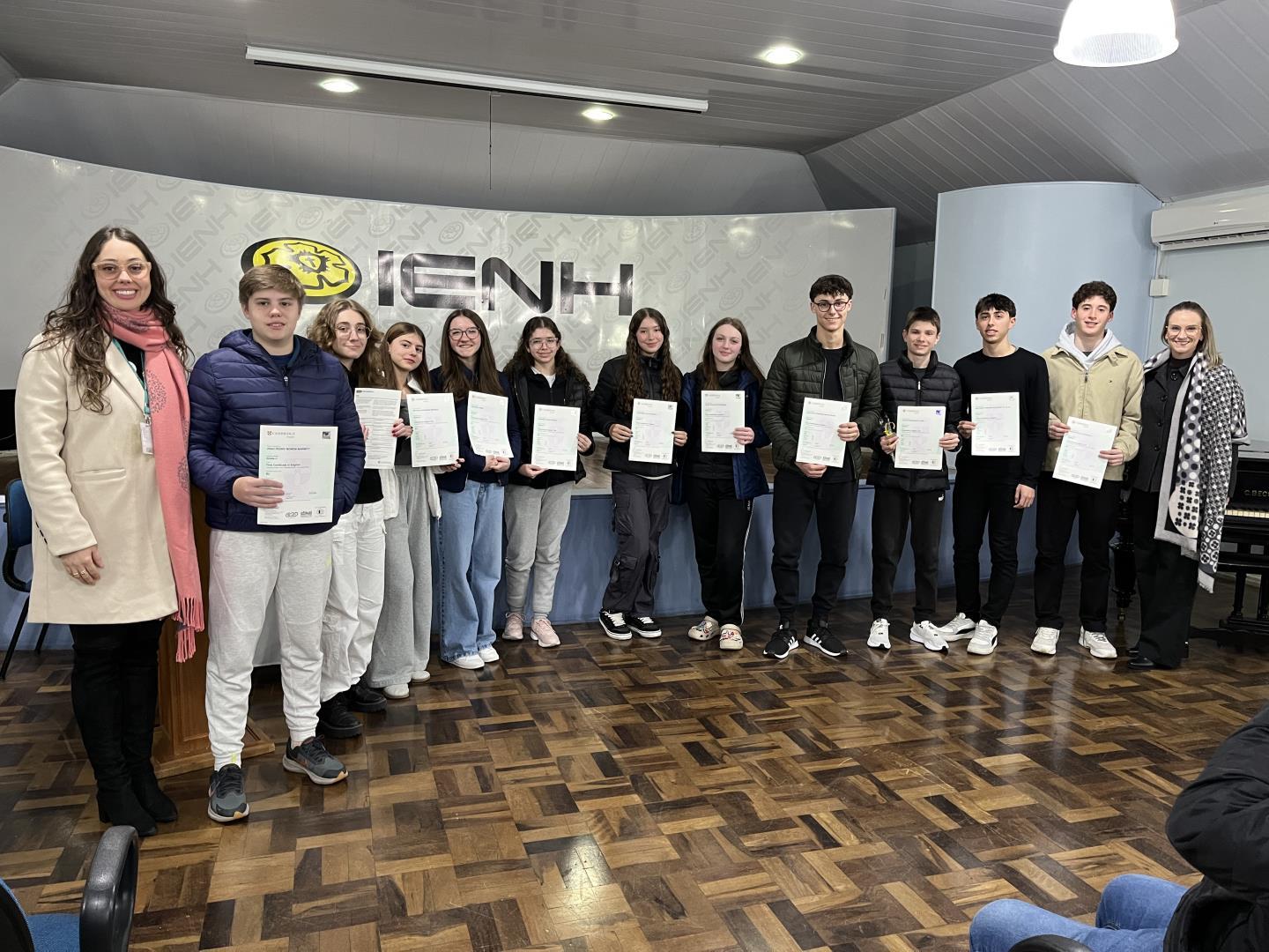 Unidade Fundação Evangélica celebra conquistas acadêmicas internacionais de alunos e ex-alunos