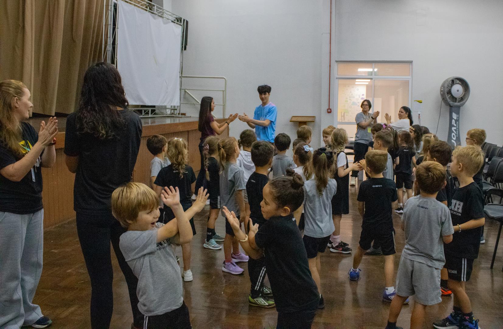 Visita internacional promove troca cultural e linguística na Unidade Oswaldo Cruz
