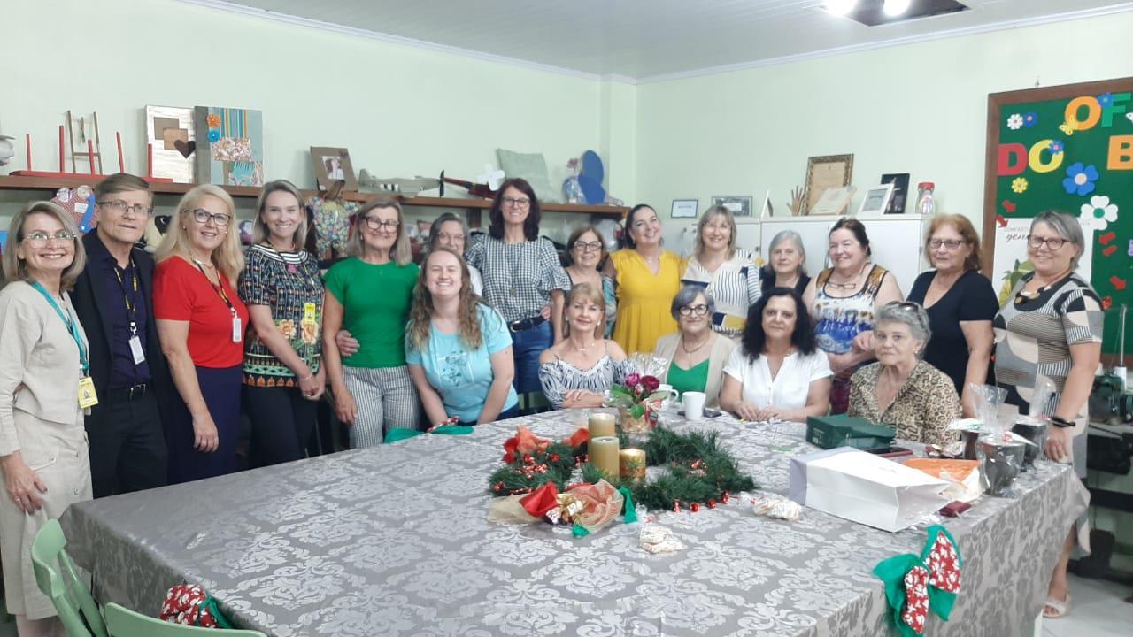 Voluntárias do Grupo Ellos participam do tradicional Café de Natal