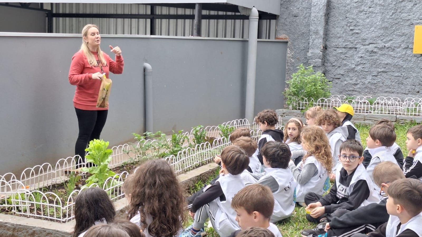 Year 2 da Unidade Pindorama vivencia aprendizagens com a colheita da horta escolar