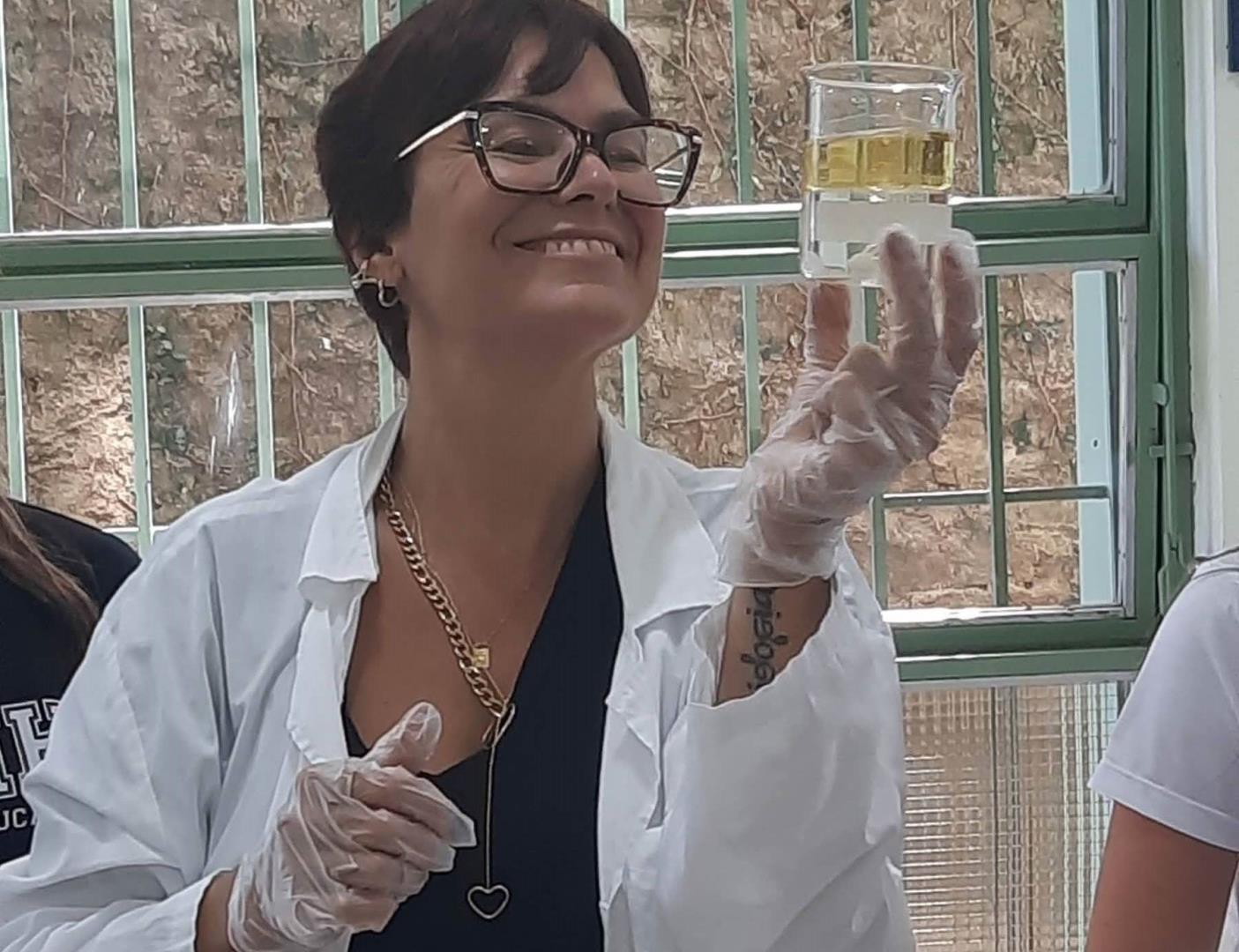 7ºs anos A, B e C da Fundação Evangélica vivenciam atividades práticas no Laboratório de Química