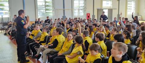 Agentes Mirins do Trânsito da Unidade Pindorama conduzem abertura da Semana do Trânsito  Agentes Mirins do Trânsito da Unidade Pindorama conduzem abertura da Semana do Trânsito