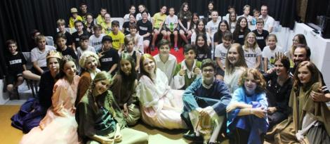 Alunos bilíngues apresentam peça teatral em inglês na Unidade Fundação Evangélica