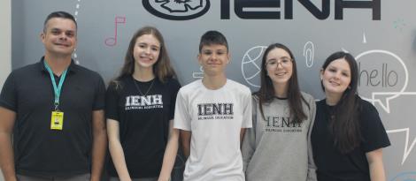 Alunos da IENH avançam para a segunda fase de competição internacional de debates Alunos da IENH avançam para a segunda fase de competição internacional de debates