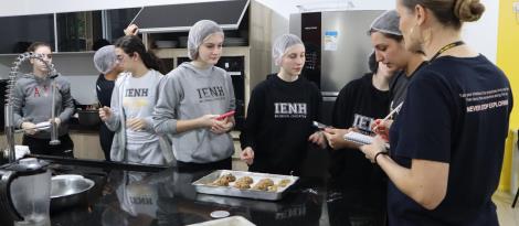 Alunos da IENH exploram componentes químicos através de receitas 