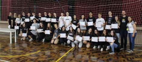 Alunos da IENH recebem certificados de participação na OBA e OBF  Alunos da IENH recebem certificados de participação na OBA e OBF