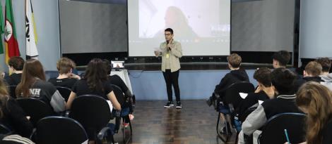 Alunos da Unidade Fundação Evangélica participam de palestra com PhD em Biologia  