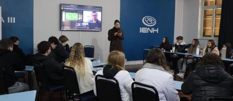 Alunos da Unidade Fundação Evangélica participam de palestra online