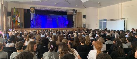 Alunos da Unidade Oswaldo Cruz se divertem ao assistir peças teatrais 