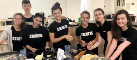 Alunos dos Estudos Avançados da Língua Inglesa participam de aula de culinária no novo Espaço Maker Alunos dos Estudos Avançados da Língua Inglesa participam de aula de culinária no novo Espaço Maker