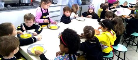 Alunos preparam omelete e desenvolvem vocabulário na aula em Inglês Alunos preparam omelete e desenvolvem vocabulário na aula em Inglês