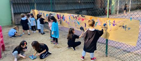 Atividade artística é desenvolvida por crianças do Nível 4B da Unidade Pindorama no pátio escolar