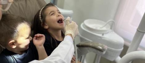 Atividade educativa introduz crianças da Unidade Oswaldo Cruz ao mundo dos dentistas