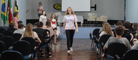 Atividade interdisciplinar promove desfile com turmas dos 7°s anos da Unidade Fundação Evangélica Atividade interdisciplinar promove desfile com turmas dos 7°s anos da Unidade Fundação Evangélica
