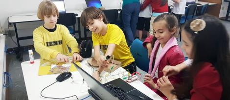 Aula de Programação em Inglês com ferramenta Makey Makey no Pindorama Aula de Programação em Inglês com ferramenta Makey Makey no Pindorama