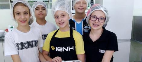 Brownies são preparados por alunos do Currículo Bilíngue a partir de leitura em Inglês 