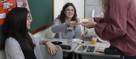 Comemoração do Dia do Estudante é marcada por entrega de presente na IENH