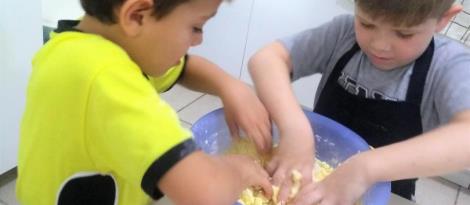 Cooking class para aprender sobre formas geométricas no Currículo Bilíngue da IENH