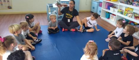 Crianças da Educação Infantil acompanham a metamorfose de uma borboleta Crianças da Educação Infantil acompanham a metamorfose de uma borboleta