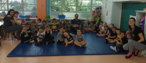 Crianças da IENH interagem com Hope, uma filhote de Pastor Alemão Crianças da IENH interagem com Hope, uma filhote de Pastor Alemão