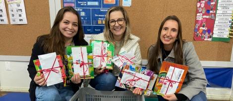 Crianças da Unidade Oswaldo Cruz doam livros para a Escola Paulo Freire