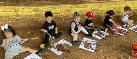 Crianças da Unidade Pindorama criam pincéis e tintas naturais