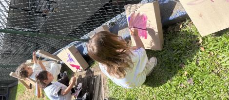 Crianças da Unidade Pindorama se inspiram em Monet para explorar a arte ao ar livre Crianças da Unidade Pindorama se inspiram em Monet para explorar a arte ao ar livre