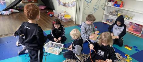Crianças do Espaço Brincar e Criar da Unidade Pindorama participam de brincadeira coletiva