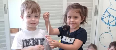 Crianças do Nível 2B aprendem sobre medidas em pesquisa sobre o lobo Guará Crianças do Nível 2B aprendem sobre medidas em pesquisa sobre o lobo Guará