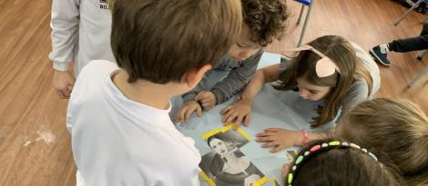 Crianças do Nível 4B exploram o conceito de autorretrato em diferentes propostas