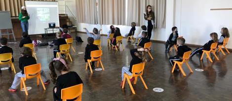 Crianças dos Níveis 4 da Unidade Oswaldo Cruz recebem arquiteta Crianças dos Níveis 4 da Unidade Oswaldo Cruz recebem arquiteta