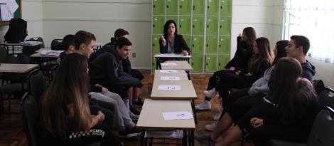 Debate é promovido entre alunos do 9° ano do Ensino Fundamental da IENH