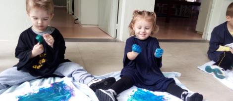 Descobertas e encantamento na experiência com pincel de tinta congelada dos Níveis 2 Descobertas e encantamento na experiência com pincel de tinta congelada dos Níveis 2