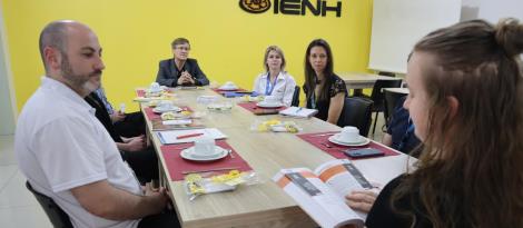 Diretores das Escolas Comunitárias de Novo Hamburgo realizam reunião na IENH