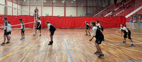 Equipe masculina mirim de voleibol da IENH estreia conquistando a 1ª etapa do Intercolegial da SGNH
