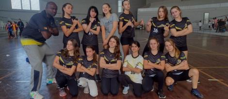 Equipe sub-13 feminina da IENH conquista 1º lugar na Olimpíada Escolar de Futsal de Novo Hamburgo