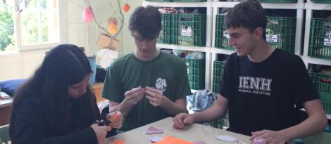 Estudantes da 3rd grade confeccionam lembrancinhas para os idosos do Lar São Vicente Estudantes da 3rd grade confeccionam lembrancinhas para os idosos do Lar São Vicente