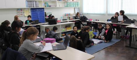 Estudantes da IENH aprendem operações matemáticas por meio de jogos e da plataforma Khan Academy