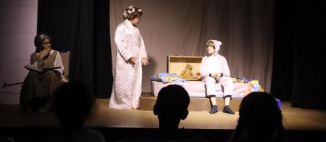Estudantes da IENH apresentam peça teatral para alunos da EMEI Peixinho Dourado