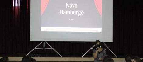Estudantes da IENH refletem sobre a história de Novo Hamburgo em momento de Hora Cívica