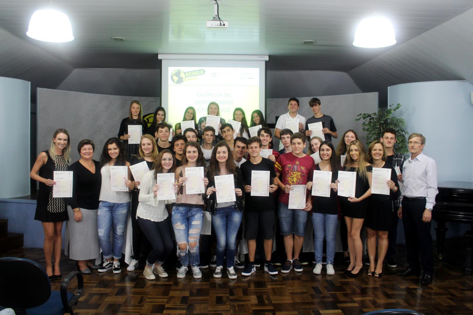 Estudantes do Currículo Bilíngue da IENH têm excelente desempenho nos exames de Cambridge