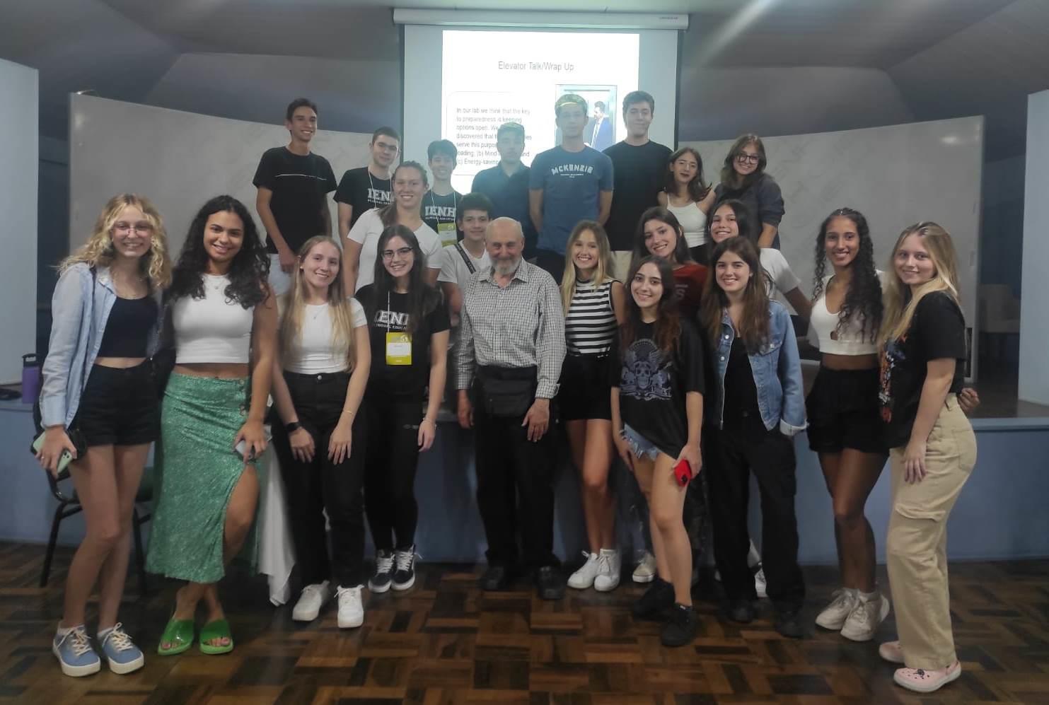 Estudantes do Ensino Médio da IENH participam de palestra internacional