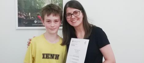 Estudantes recebem certificados de Cambridge pelo desempenho nos exames de Língua Inglesa Estudantes recebem certificados de Cambridge pelo desempenho nos exames de Língua Inglesa