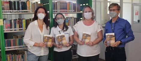 Ex-aluna da IENH e escritora, Helena Klein faz entrega de livros para as bibliotecas das Unidades