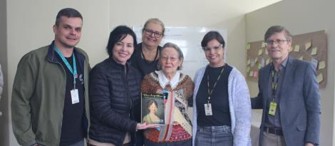 Ex-professora Liti Belinha Rheinheimer visita a IENH e doa obra traduzida por ela Ex-professora Liti Belinha Rheinheimer visita a IENH e doa obra traduzida por ela