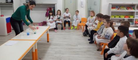 Experimentos, tintas e conhecimento na aula da Educação Infantil da IENH Experimentos, tintas e conhecimento na aula da Educação Infantil da IENH